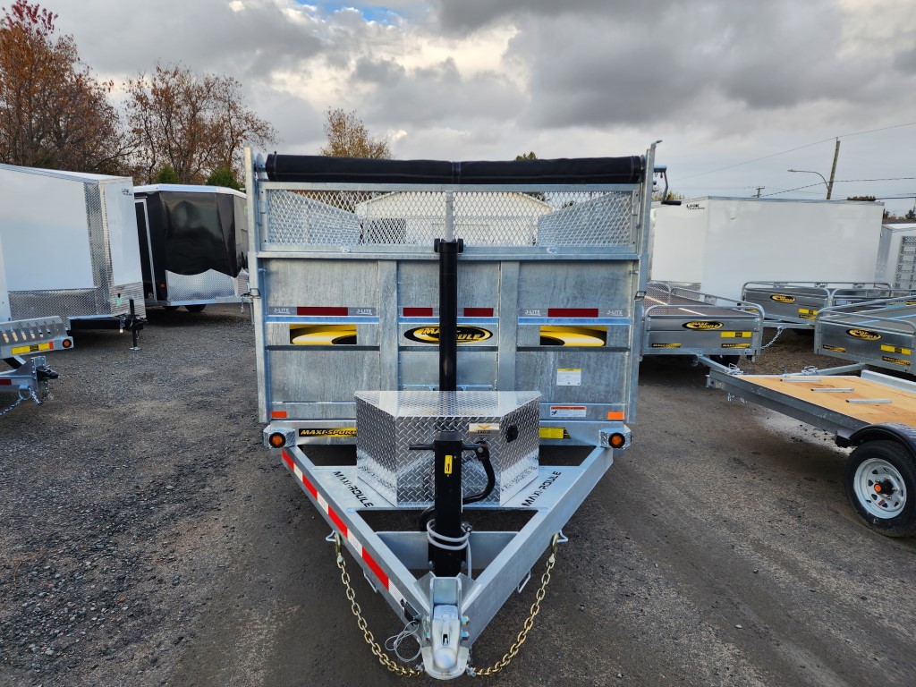 Une remorque à benne basculante est garée sur un terrain avec d'autres remorques.