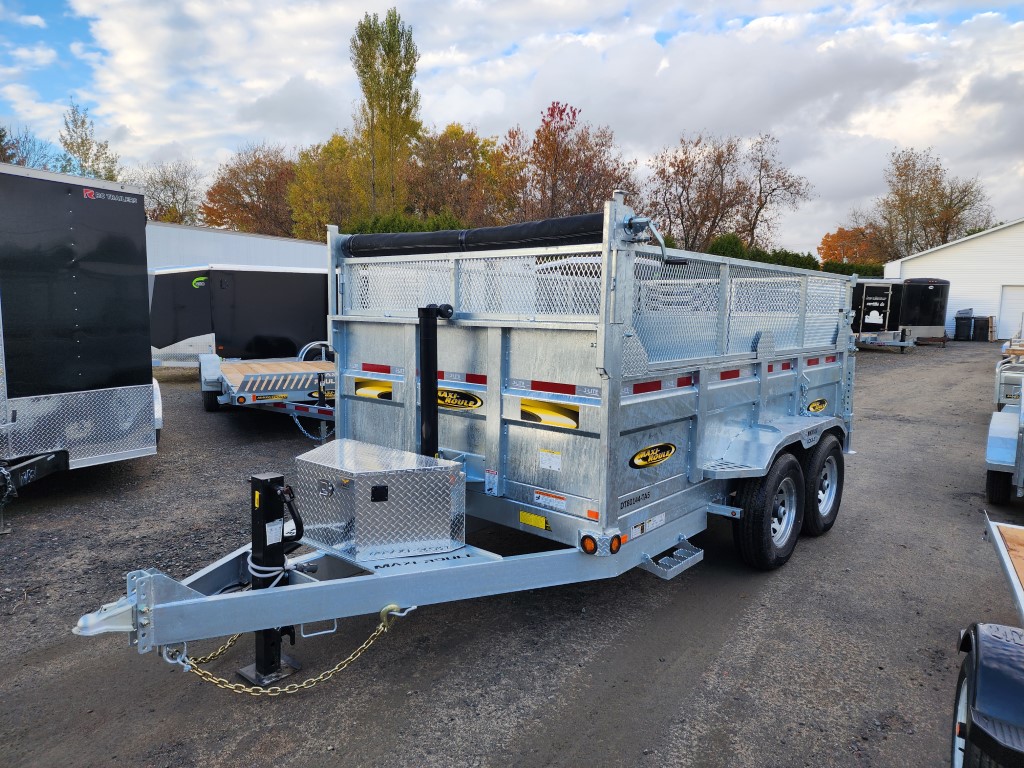 Une remorque à benne basculante est garée dans un parking.