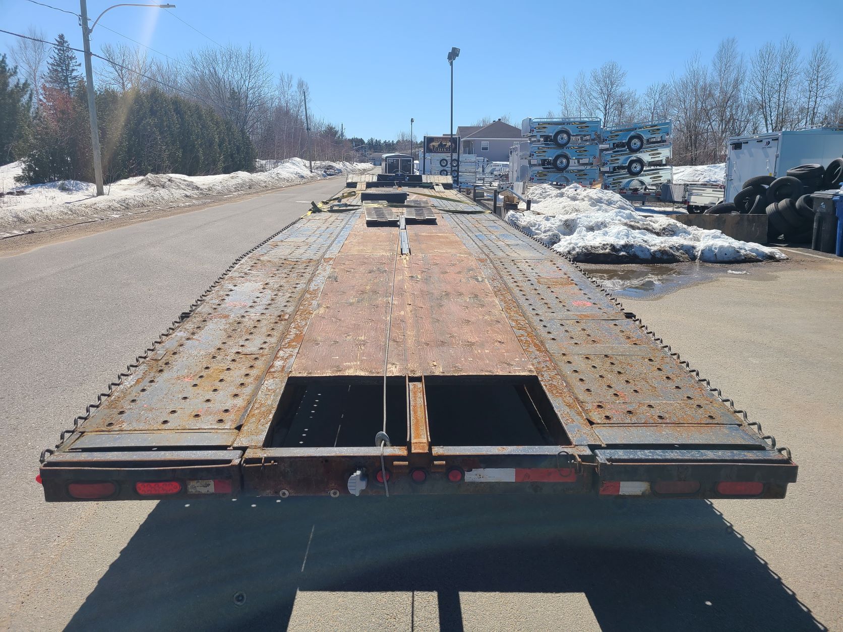Un camion à plateau est garé sur le bord de la route