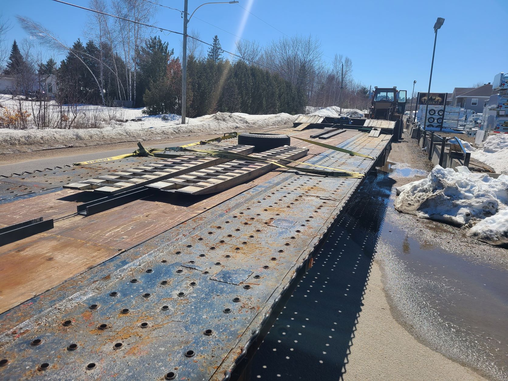 Une dépanneuse est garée sur le bord de la route