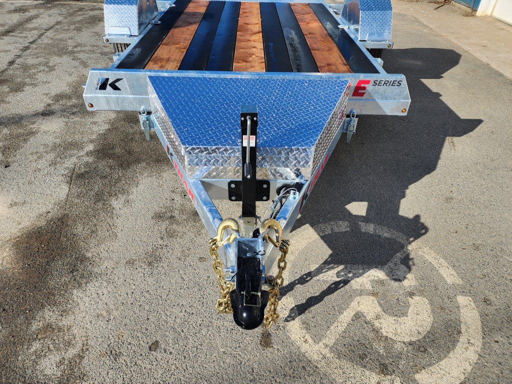 Une remorque est garée sur le bord de la route.