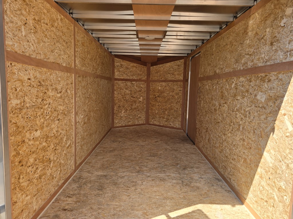 Une grande pièce vide avec un sol et des murs en bois.