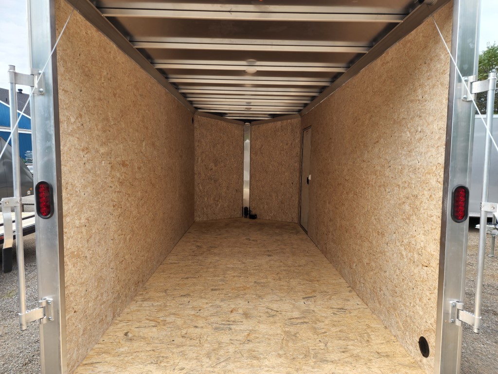 L'intérieur d'une remorque avec un plancher en bois et un cadre en métal.