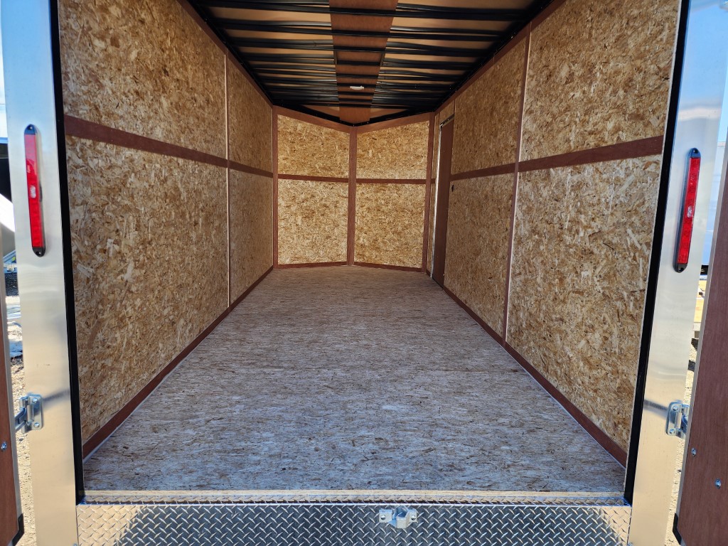 L'intérieur d'une remorque vide avec un plancher en bois.