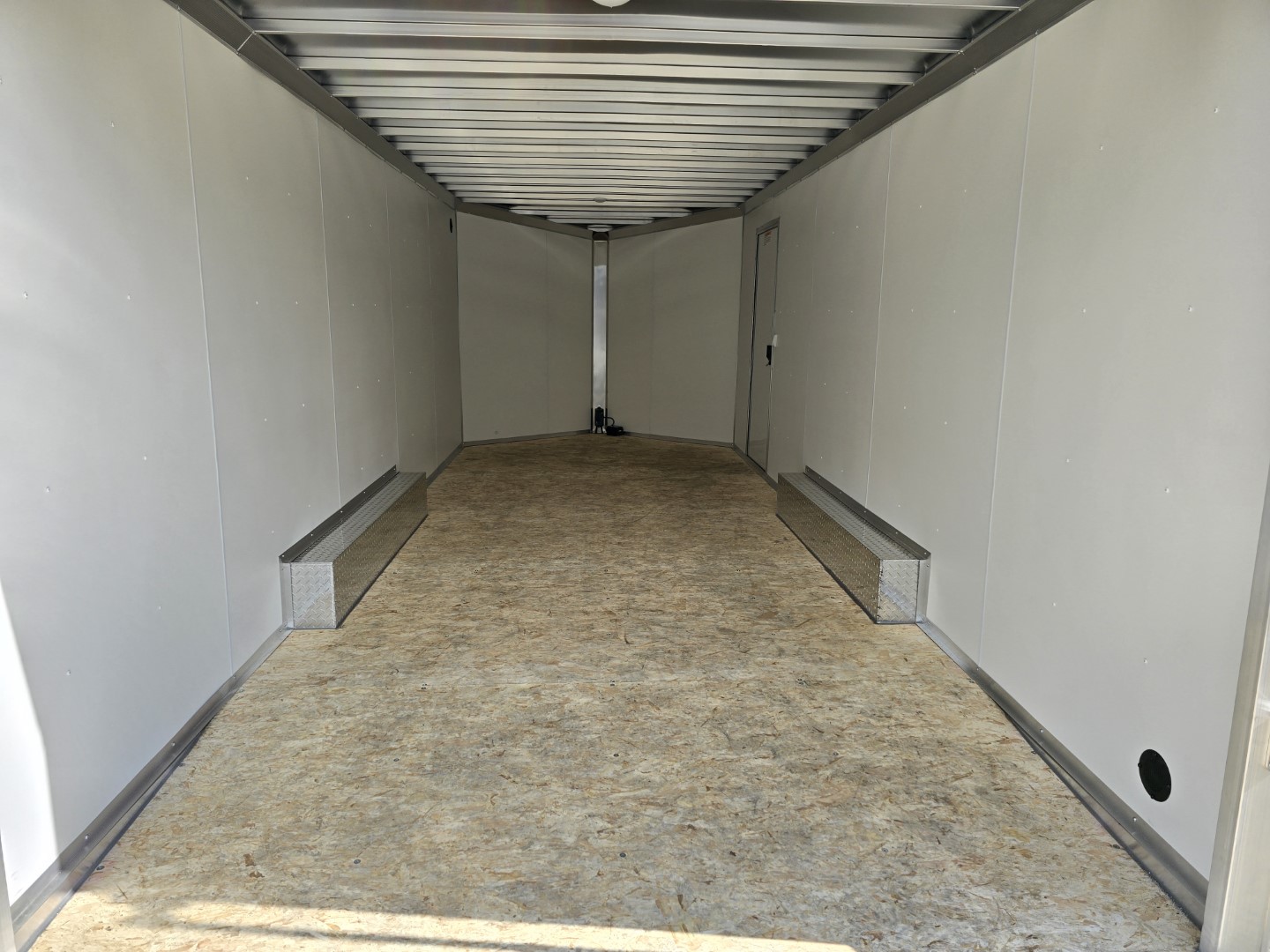 L'intérieur d'une remorque vide avec un plancher en bois.