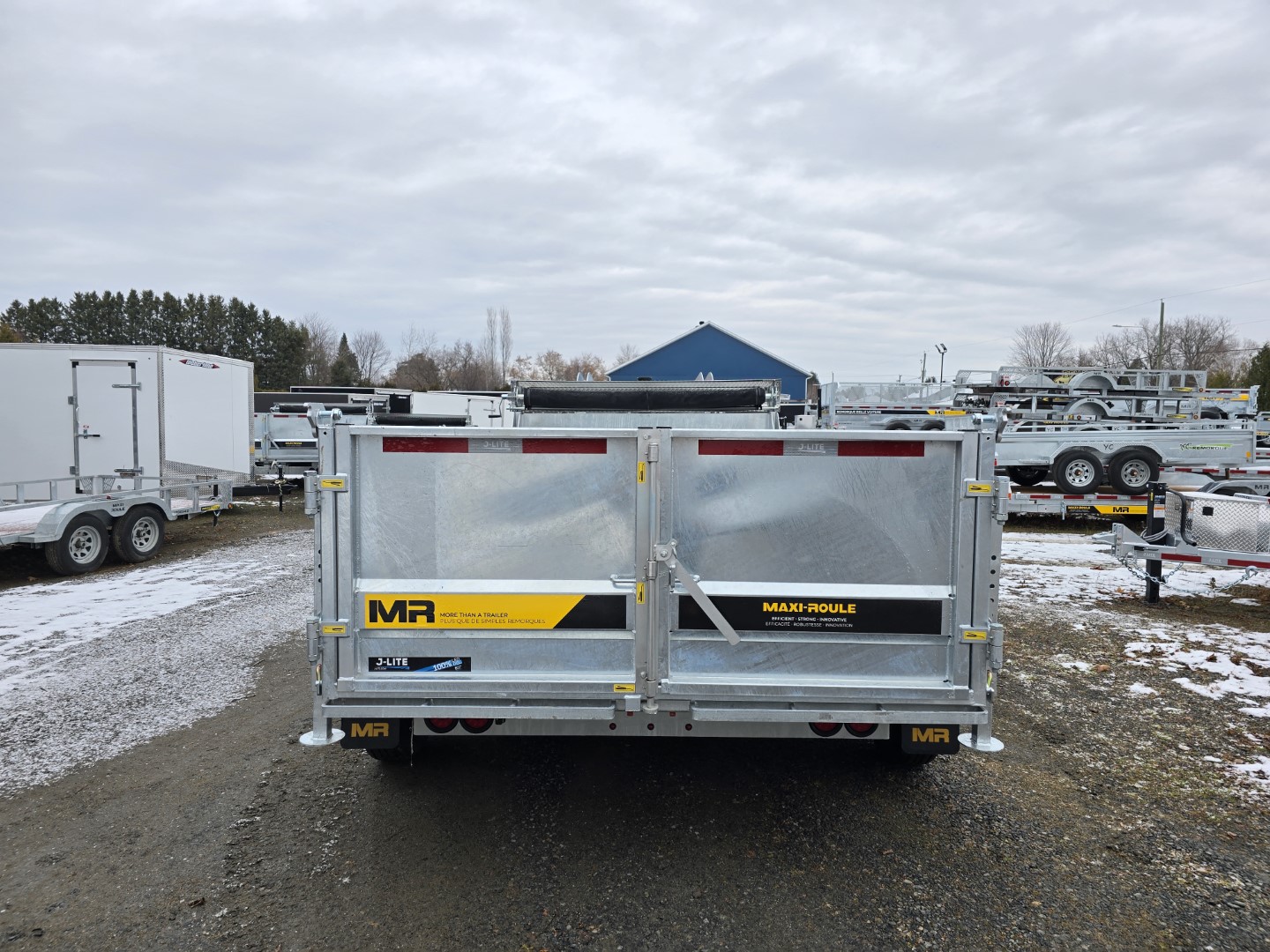 Une remorque M. est garée sur un parking enneigé