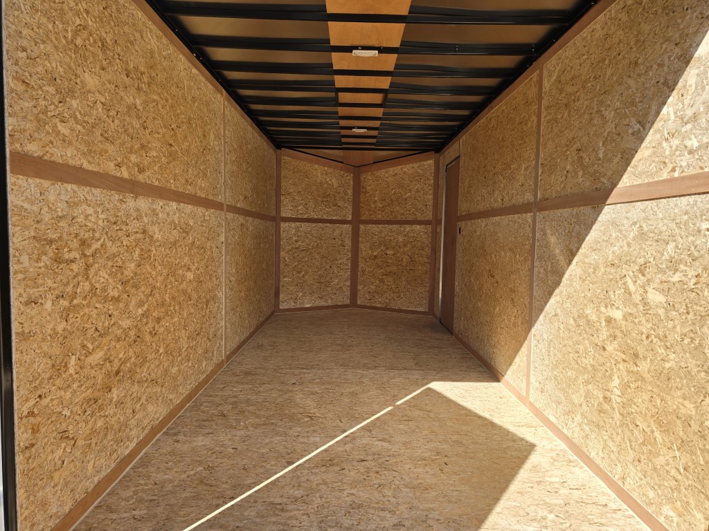 L'intérieur d'une remorque vide avec un plancher en bois