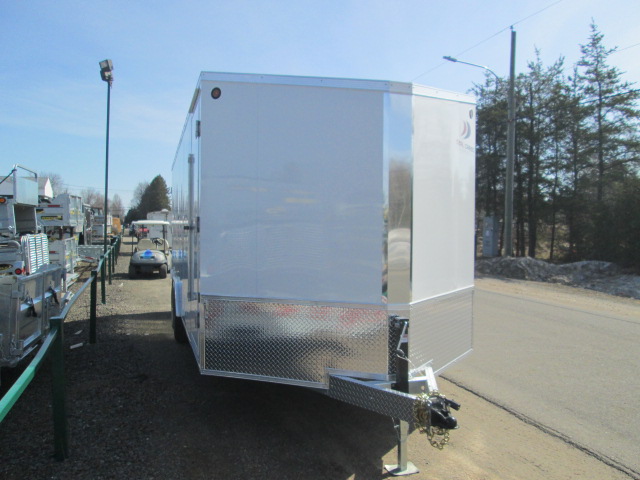 Une remorque blanche est garée sur un parking