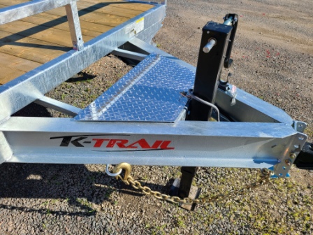 Une remorque K-Trail est assise sur un chemin de gravier