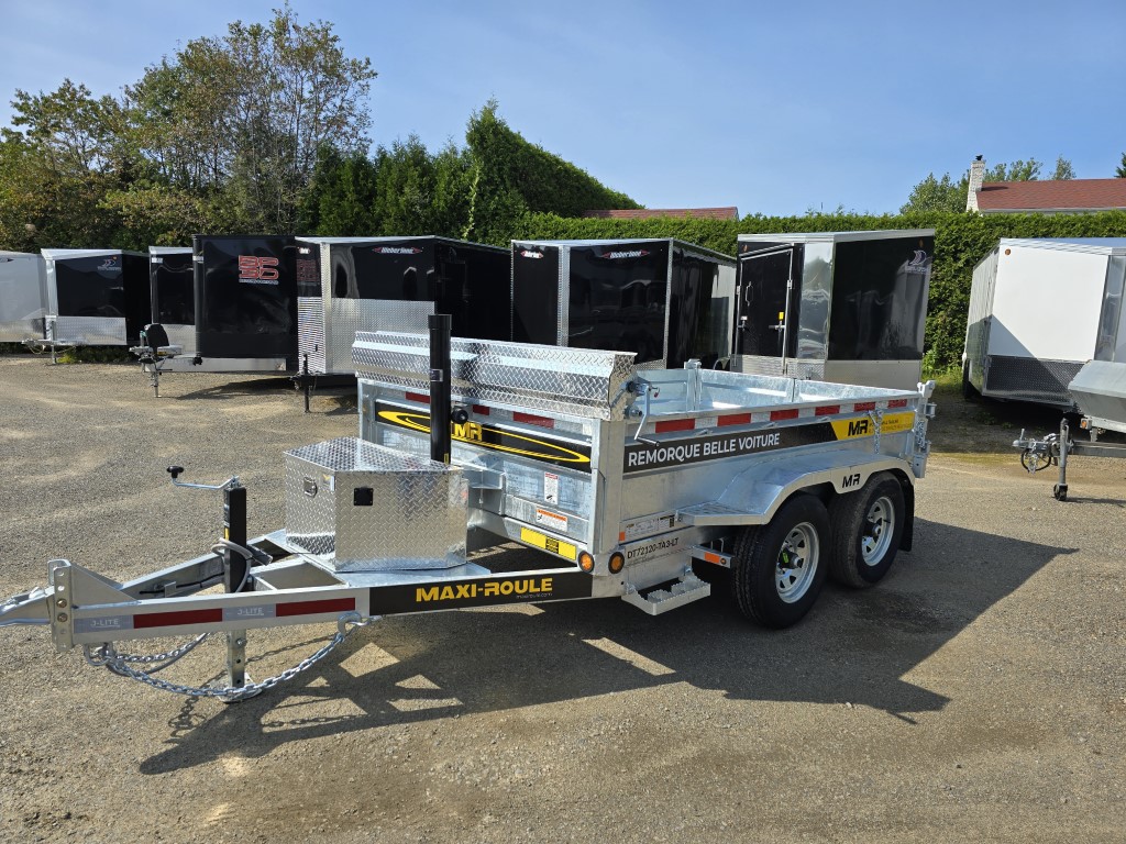Une remorque est garée dans un parking à côté d'une rangée de remorques.