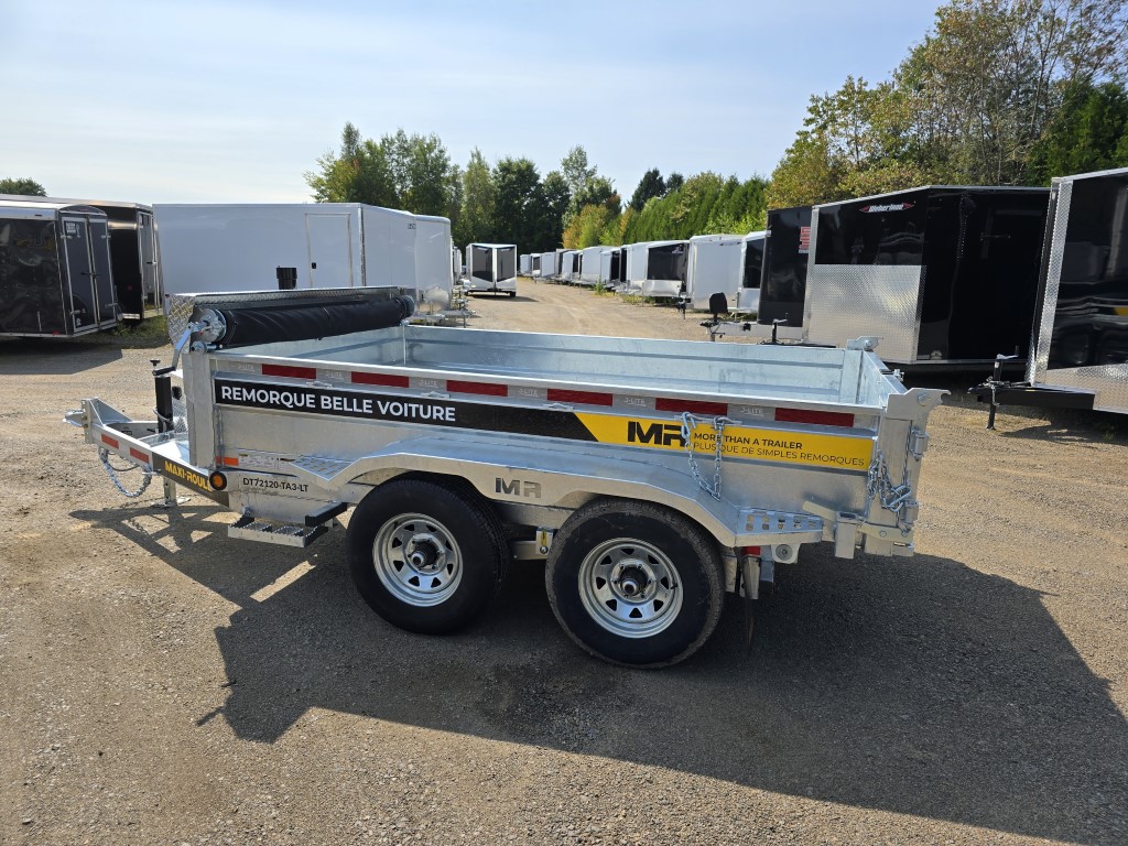 Une remorque est garée dans un parking à côté d'une rangée de remorques.