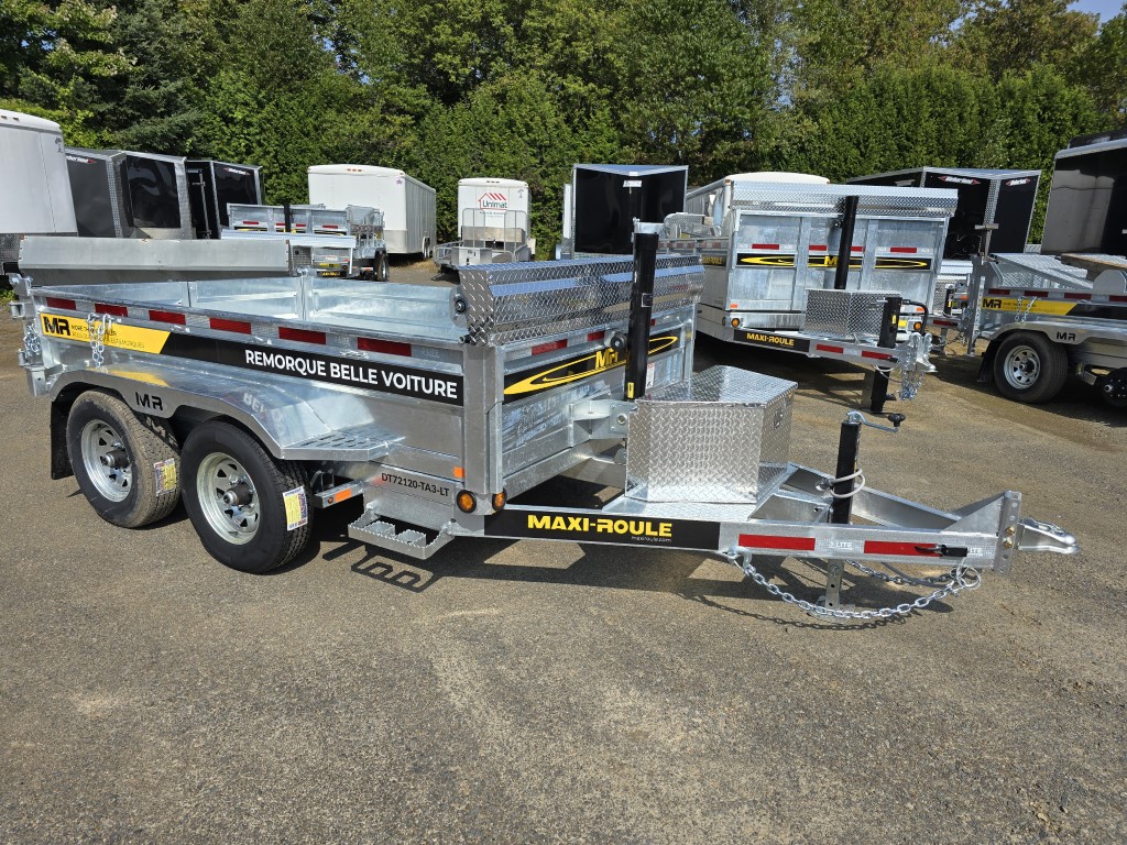 Une remorque à benne basculante est garée dans un parking.